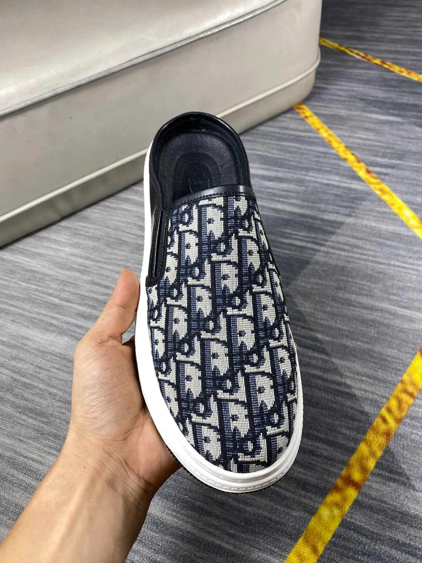 P380 Dior men's casual half-drag👞. Handsome and versatile low-top shoes, with exquisite branded jacquard fabric for the upper, sheepskin lining for the feet, 🌺🌺perfect shoe last, 🌲🌲fashionable and handsome, comfortable on the feet, 🚗🚗wear-resistant and non-slip rubber outsole. Code number: 38-44. 45 is custom-made and cannot be returned or exchanged